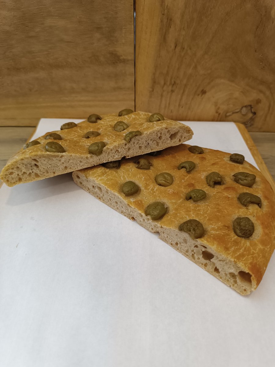 Focaccia di grani antichi bio con Olive Spianata con olive