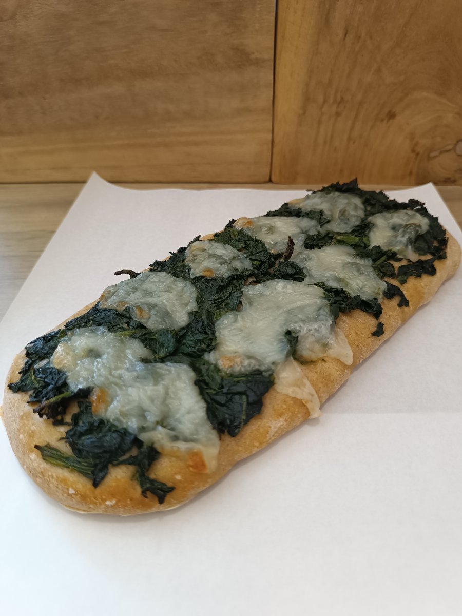 Focaccia di grani antichi bio con spinaci e mozzarella Spianata farcita