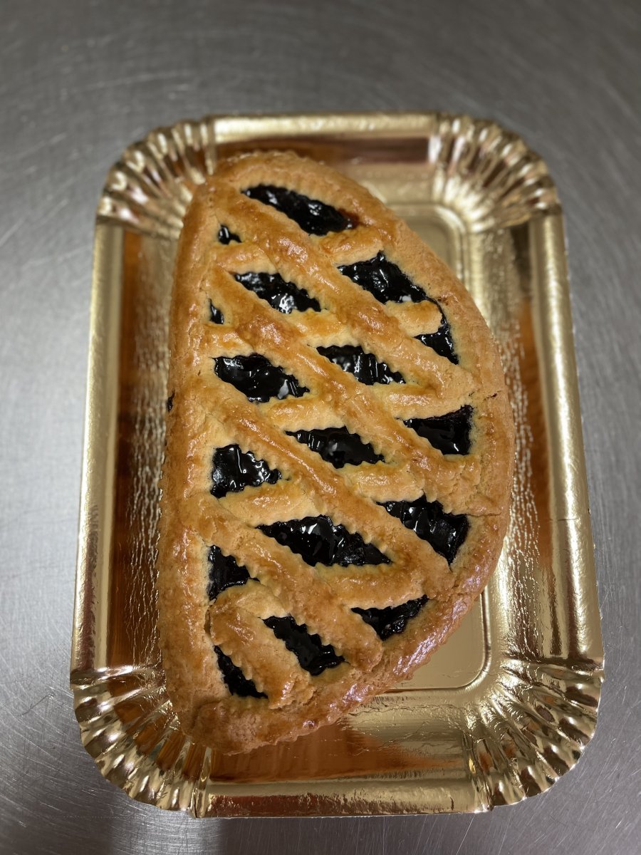 Crostata mezzaluna alle more 