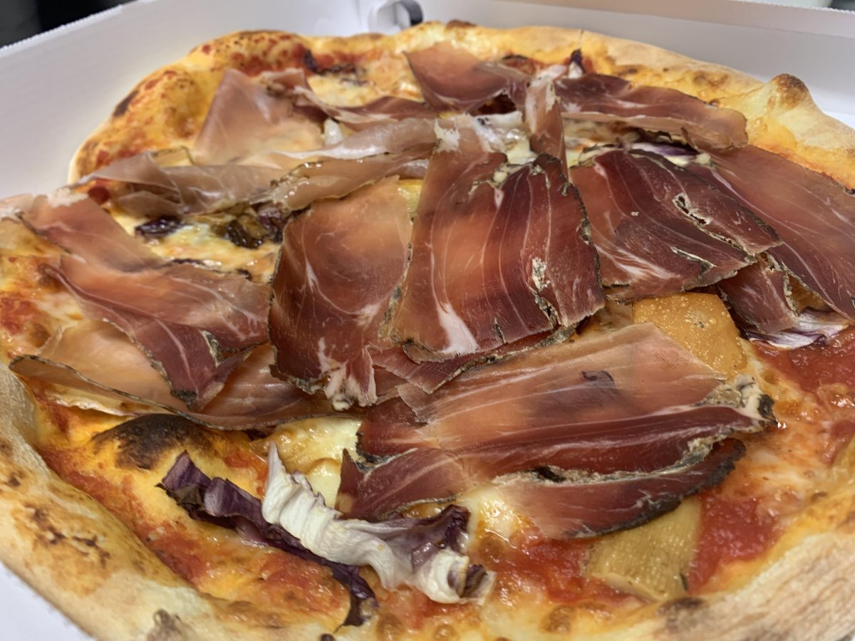 Affumicata margherita con radicchio, scamorza, speck e porcini
