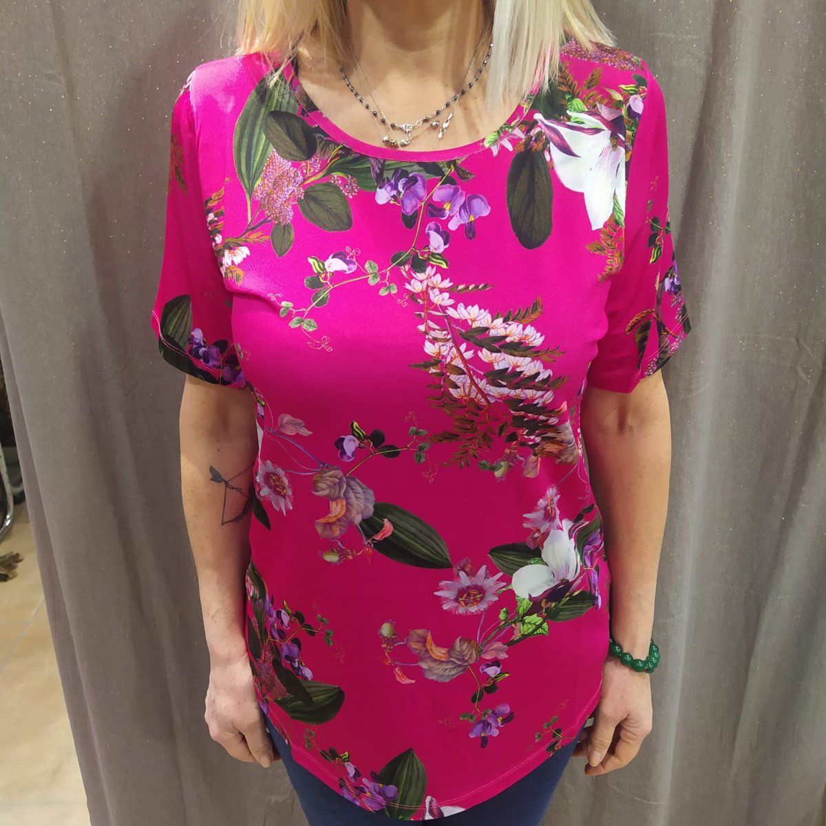 T-shirt fiori fondo fucsia in viscosa ice, manica corta regolare.Solo taglia 48 e 52 con fondo panna.100% made in Italy.