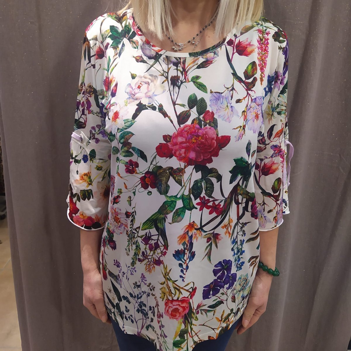 T-shirt in viscosa ice, manica 3/4 con laccetti.Solo taglie 50 e 52.Made in Italy.