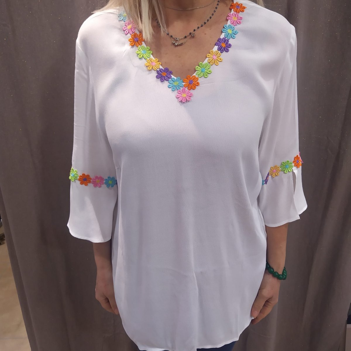 Maglia bianca applicazioni fiori e manica 3/4, 100% viscosa, solo taglia 52.Made in Italy.