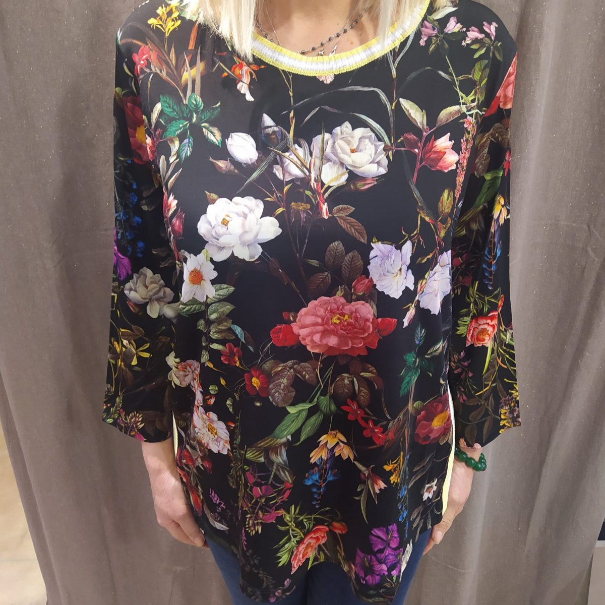 T-shirt fiori fondo nero e banda laterale lurex, manica 3/4, 100% viscosa ice, unica taglia 50
