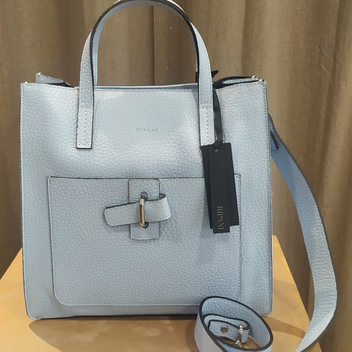 Borsa a mano RIPANI vitello martellato azzurro cielo, altezza cm 30 e larghezza cm 30, tracolla larga removibile cm 75, galvanica nichel free