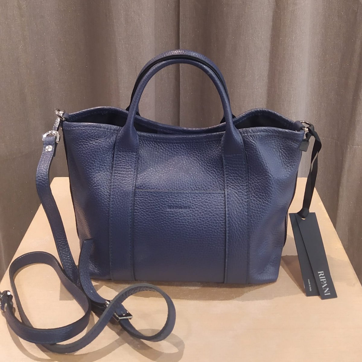 Borsa RIPANI vitello martellato color blu notte, altezza cm 20 cm e larghezza cm 25, tracolla removibile e regolabile cm 105