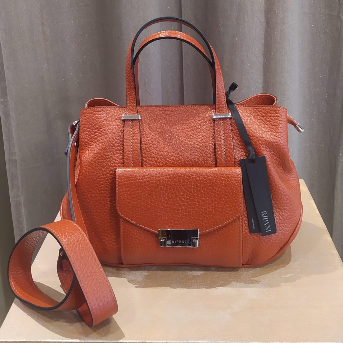Borsa RIPANI in vitello martellato color ruggine, altezza cm 26 e larghezza cm 35, tracolla larga removibile cm 75