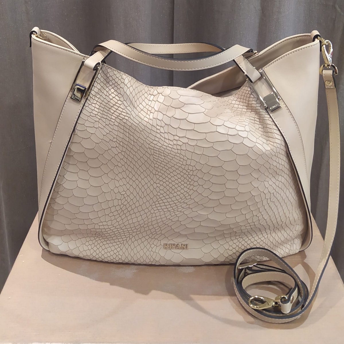 Borsa RIPANI in nappa liscia e nappa stampa cocco color champagne altezza cm 32 e larghezza cm 38, tracolla regolabile e removibile cm 105