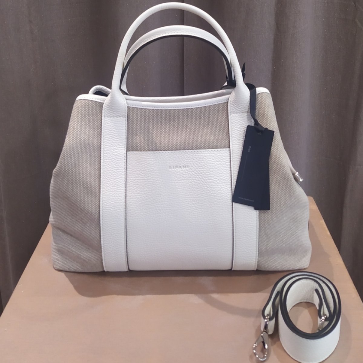 Borsa RIPANI color panna in vitello e tessuto effetto raffia, altezza cm 27 e larghezza cm 37, tracolla larga cm 75