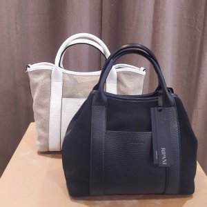 Borsa RIPANI  in vitello e tessuto effetto raffia, altezza cm 20 e larghezza cm 25, tracolla regolabile cm 105
