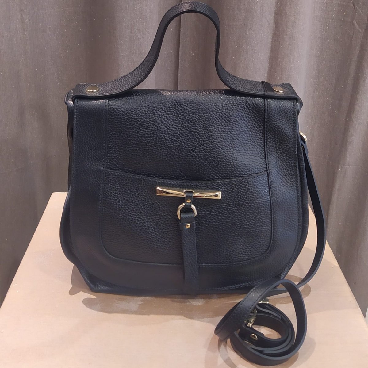 Borsa RIPANI in vitello nera, apertura posteriore, altezza cm 26 e larghezza cm 27, tracolla removibile e regolabile