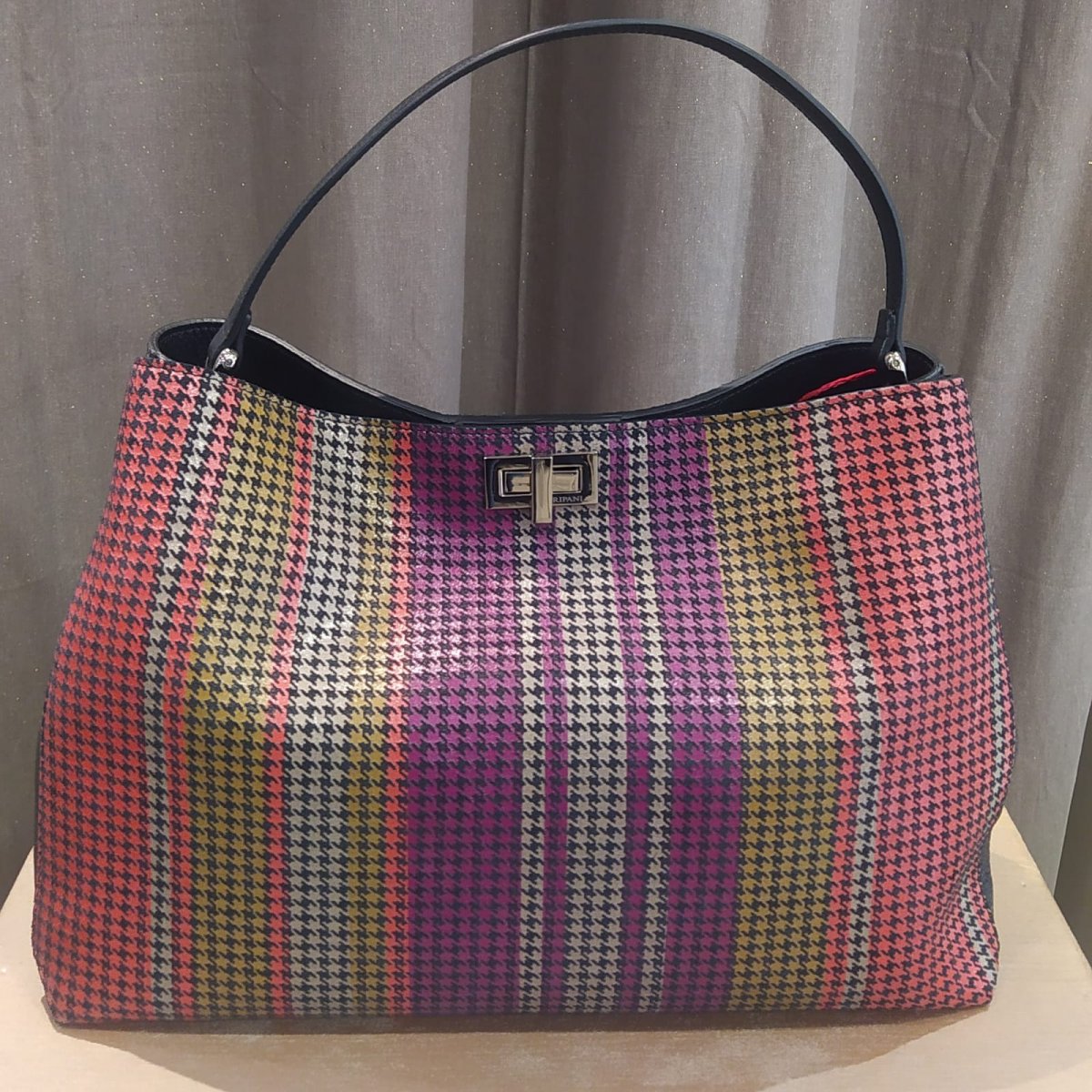 Borsa RIPANI in pelle, altezza cm 25 e larghezza cm 35cm, con tracolla cm 75