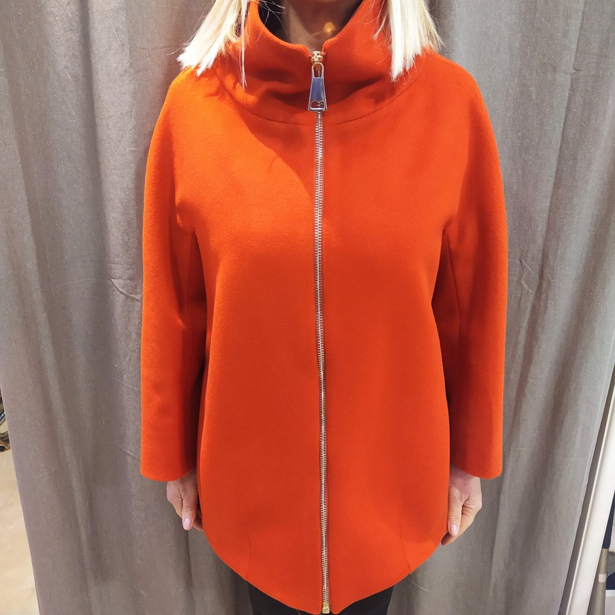 Cappottino modello ovetto con zip Chiarulli color mattone e nero 80%lana e 20%poliammide, manica 3/4.In nero disponibile nelle taglie 42/46 in mattone 44/48.