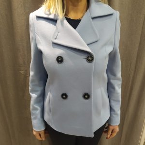 Cappotto corto Chiarulli azzurro polvere 70%lana e 30%poliammide disponibile nelle taglie 44e 48.Disponibile anche variante in colore giallo ocra taglia 42/46
