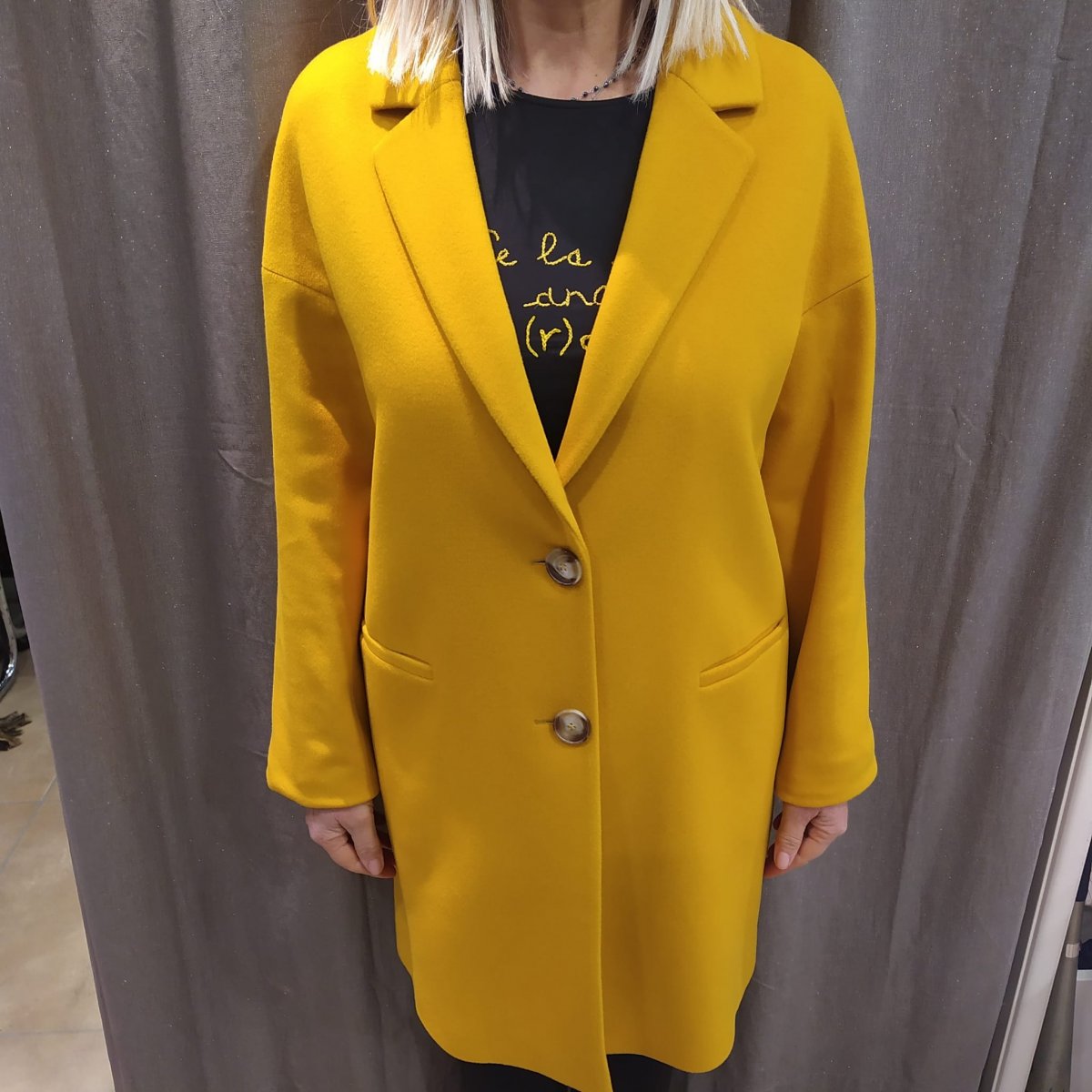 Cappotto lungo giallo ocra e azzurro polvere, lana e poliammide.Disponibile nelle taglie 46 e 48