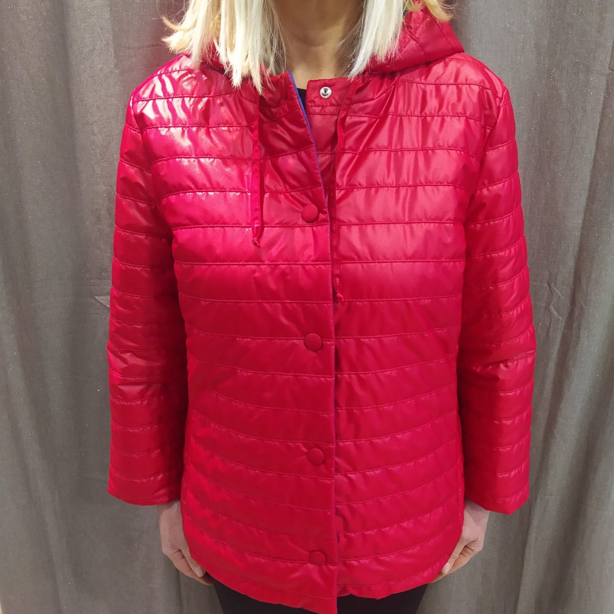 100 grammi imbottitura sintetica, cappuccio removibile, capo reversibile(rosso-blu) disponibile nelle taglie 44/46/48