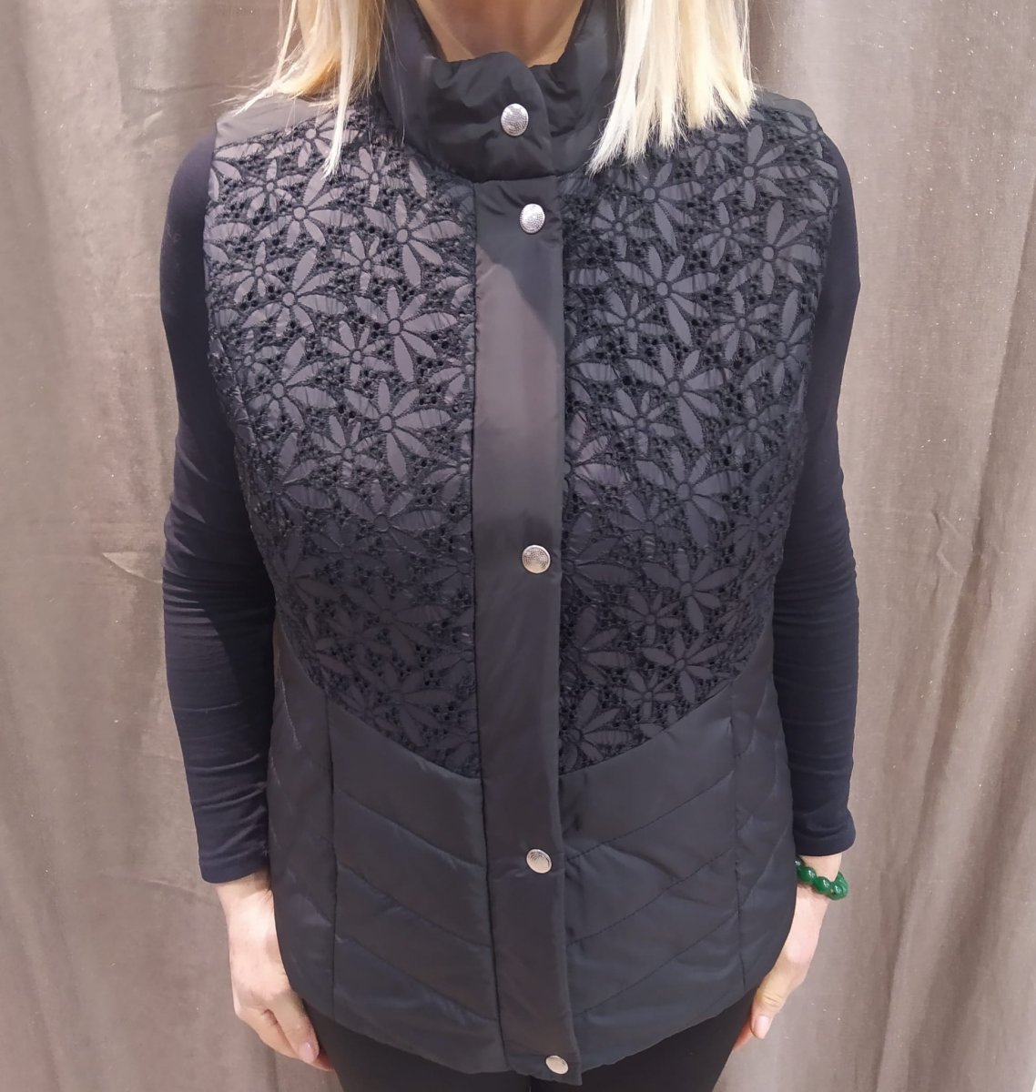 Gilet imbottitura sintetica nero dettagli pizzo, disponibile dalle 44 alla 48