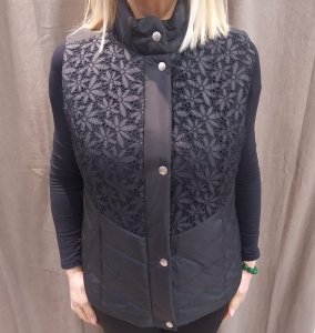 Gilet imbottitura sintetica nero dettagli pizzo, disponibile dalle 44 alla 48