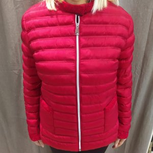 100 grammi rosso tipo Chanel, dettagli lurex, taglie comode.In rosso disponibile nelle taglie 47/51/53/55 mentre nel bianco 49/51