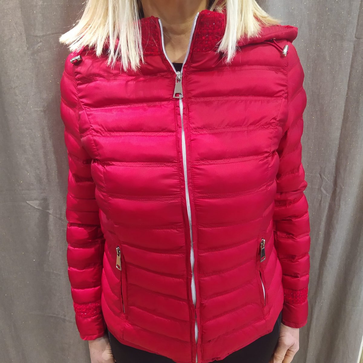100 grammi sia rosso che bianco con dettagli lurex, imbottitura sintetica e cappuccio removibile.Taglie disponibili in rosso 44/46/50, taglie disponibili in bianco 44/46