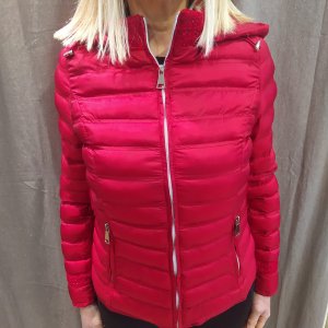 100 grammi sia rosso che bianco con dettagli lurex, imbottitura sintetica e cappuccio removibile.Taglie disponibili in rosso 44/46/50, taglie disponibili in bianco 44/46
