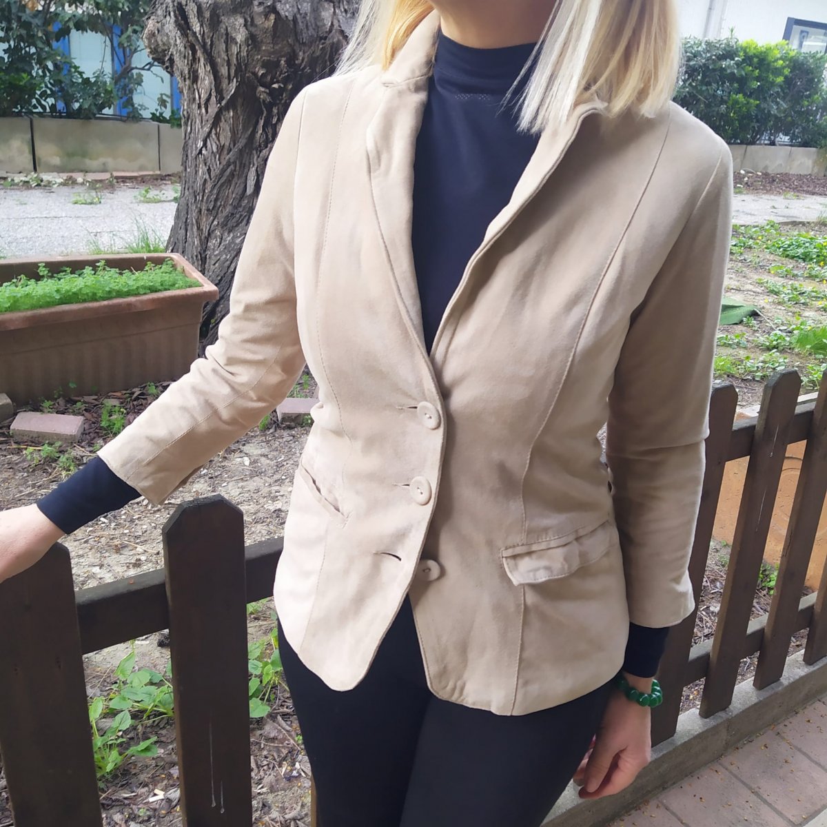 Blazer camoscio lavato stropicciato, manica 3/4.Disponibile in panna nelle taglie 42 e 44, oceano nella taglia 42.