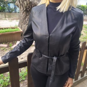 Nappa nera e panna con cinturina removibile.Taglie in nero 44/48 e in panna 46/48