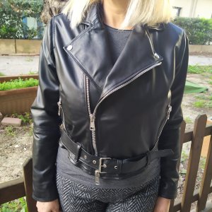 Chiodo nero corto con cintura nuova collezione nappa naturale.Taglie disponibili 44/46/48 ma disponibile anche su ordinazione